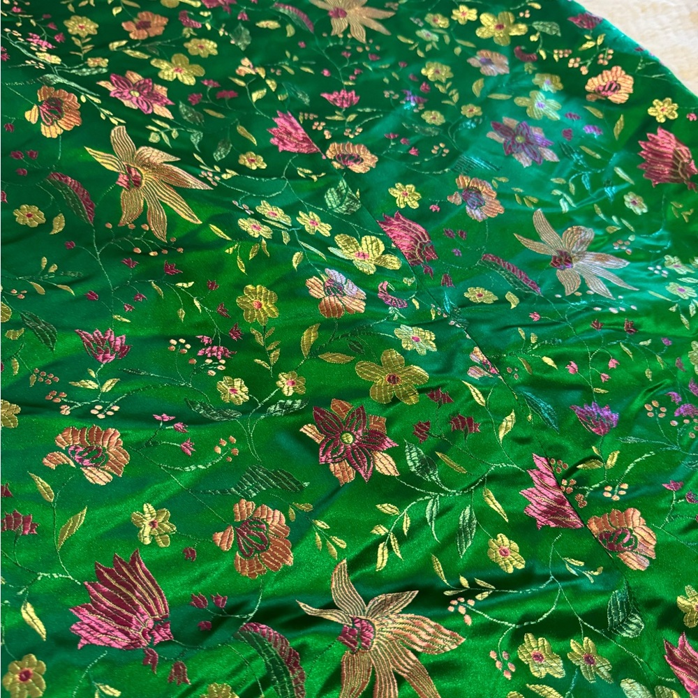 Stunning Lulu's Emerald Satin Dress with Floral Accents Medium Biophilic - Picture 9 of 9